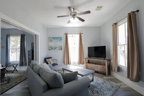 Smart TV, table tennis - Cozy Retreat with Large Game Room. Only Minutes to the Beach and the Strand. (Galveston)