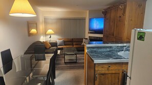 Interior - 223/224 Apex Inn. Ski in/out Apex Resort. Sleeps 8 with kitchen and 2 bathrooms. (Penticton)