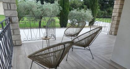 Maison de 300m2 piscine, salle de sport et salle de cinéma aux portes du Lubéron