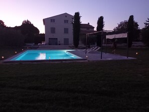 Outdoor pool - Maison de 300m2 Piscine, Salle de Sport et Salle de Cinéma aux Portes du Lubéron (cavaillon)
