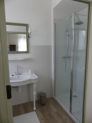 Ensemble douche/baignoire, sèche-cheveux, serviettes fournies