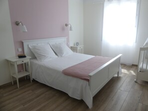 6 bedrooms, desk, iron/ironing board, WiFi - Maison de 300m2 Piscine, Salle de Sport et Salle de Cinéma aux Portes du Lubéron (cavaillon)