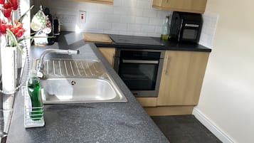 Refrigerador, microondas, horno y parrilla de estufa
