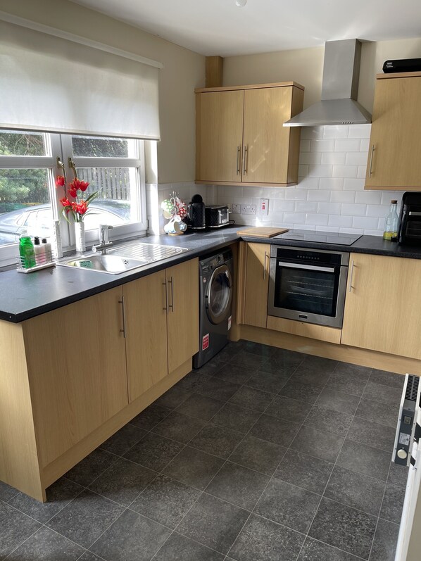 Fridge, microwave, oven, stovetop - Perfect location with fantastic transport links. (Dunfermline)