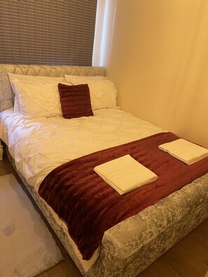 2 bedrooms, iron/ironing board, WiFi, bed sheets - Perfect location with fantastic transport links. (Dunfermline)