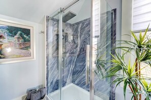 Dusche, Haartrockner, Handtücher