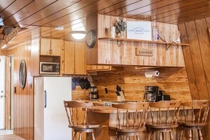 冰箱、微波炉、烤箱、炉灶