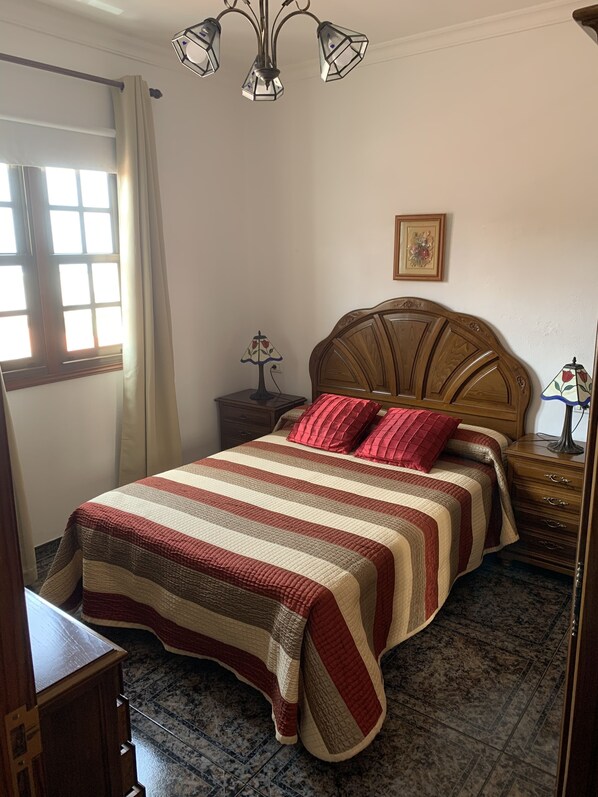 3 chambres, fer et planche à repasser, accès au Wi-Fi (inclus)