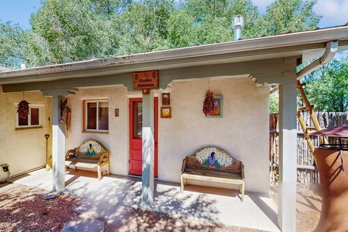 Dog-friendly getaway with a gas fireplace, full kitchen, & patio