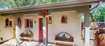 Dog-friendly getaway with a gas fireplace, full kitchen, & patio