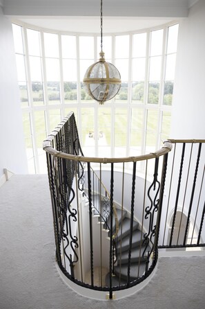 المنشأة من الداخل