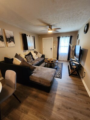 Living area - Cozy 1Br Diamond (Indianapolis)