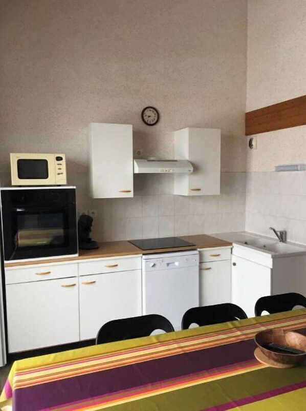 Réfrigérateur, micro-ondes, plaque de cuisson, lave-vaisselle