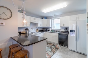 Fridge, microwave, oven, stovetop - Across the street from the beach and Pet Friendly! (Carolina Beach)