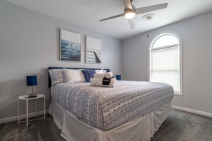 3 bedrooms, free WiFi, bed sheets - Across the street from the beach and Pet Friendly! (Carolina Beach)