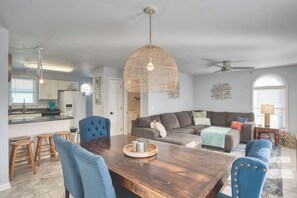 TV connectée, lecteur de DVD, livres