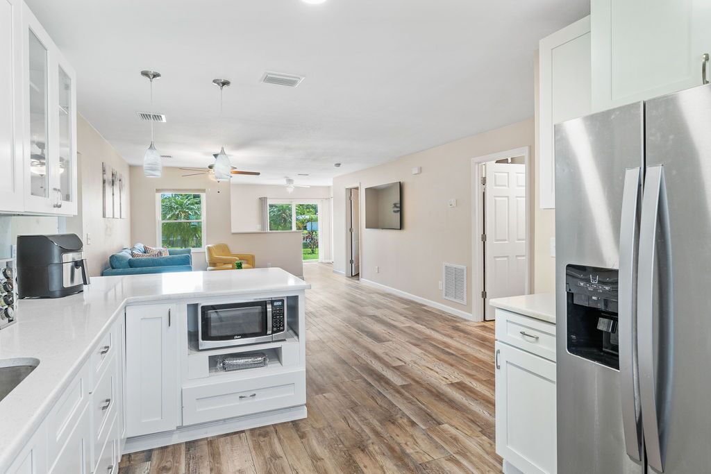 Relaxing Guesthouse w/Pool on Lake & King Bed