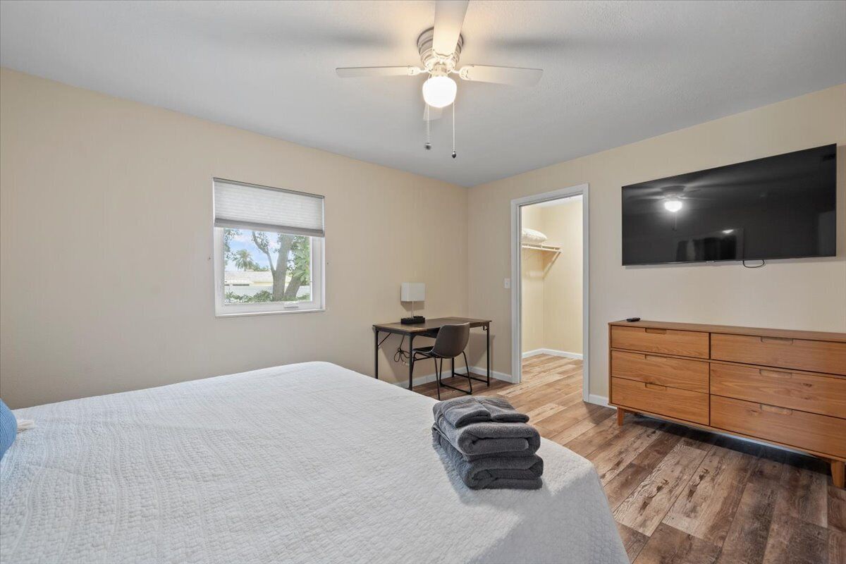 Relaxing Guesthouse w/Pool on Lake & King Bed