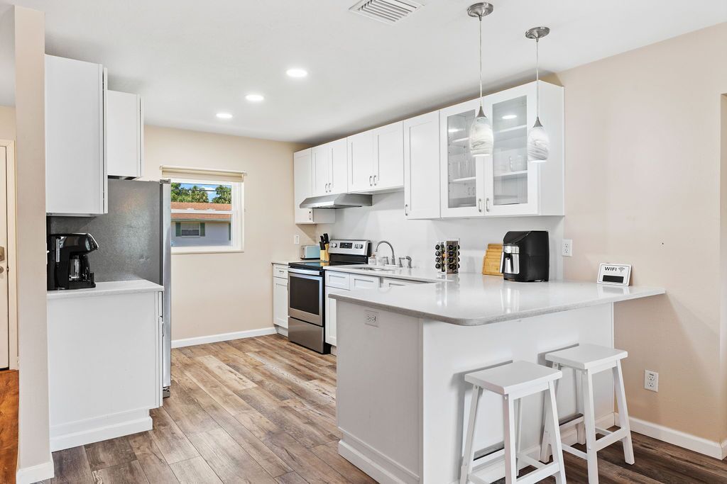 Relaxing Guesthouse w/Pool on Lake & King Bed