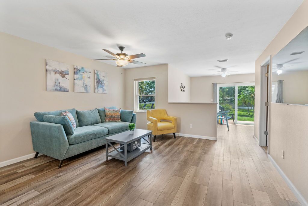 Relaxing Guesthouse w/Pool on Lake & King Bed