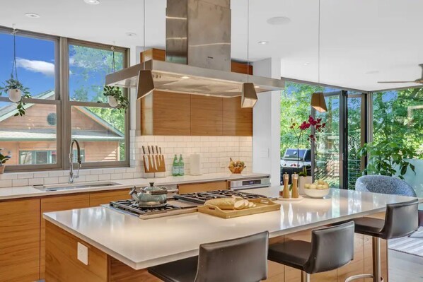 Fridge, microwave, oven, stovetop - ❤️of Downtown All New! Mod 6BR ☆6min→ Pearl☆Hottub (Boulder)