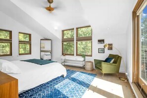 6 habitaciones, escritorio y tabla de planchar con plancha 