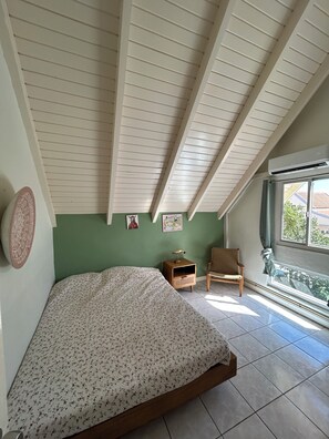 3 makuuhuonetta, silitysrauta/-lauta, ilmainen Wi-Fi, vuodevaatteet