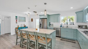 Coffee/tea maker, fridge, microwave, oven - Private Pool, Hot Tub, Boat Dock, Putting Green (Marathon)