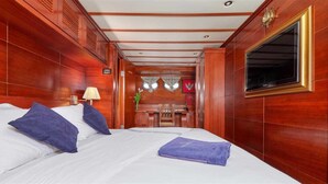 Ein Hotelzimmer mit einem großen Bett, einem Schreibtisch und einem Fernseher.