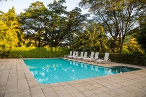 2 hồ bơi ngoài trời 