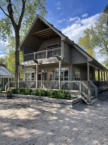 Luxury lakeside Retreat 