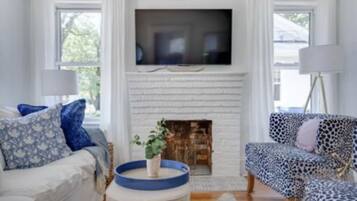 Una Smart TV, una chimenea, libros