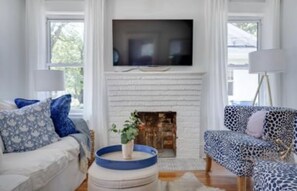 Smart TV, chimenea y libros