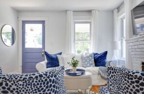 Smart TV, chimenea y libros 