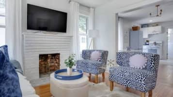 Smart TV, chimenea y libros