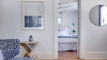 2 dormitorios, escritorio, tabla de planchar con plancha y cuna de viaje