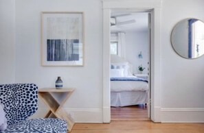 2 habitaciones, escritorio y tabla de planchar con plancha