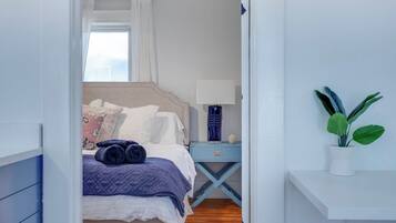 2 habitaciones, escritorio y tabla de planchar con plancha