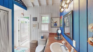 Kombinert dusj/badekar, hårføner og håndklær