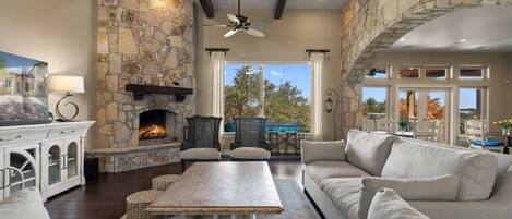 Älytelevisio, DVD-soitin, pöytäjalkapallopöytä, pöytätennispöytä