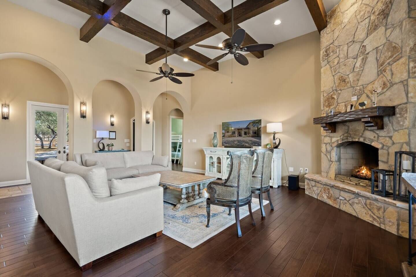 Entertainment home, sleeps 17, pool & gameroom, dock not accessible currently.