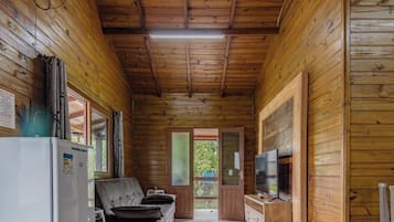 Casa premium, acesso à piscina | Área de estar | TV LED 55 polegadas com canais digitais, TV