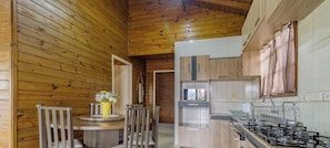 Chalé | Cozinha privada | Geladeira, micro-ondas, liquidificador, forno com torradeira