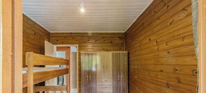 A narrow hallway with wooden walls and a sloped ceiling. - Casa com Piscina em Gov Celso Ramos - SC (Governador Celso Ramos)