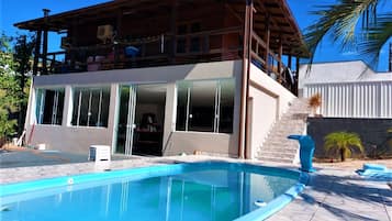 Outdoor pool, free pool cabanas, pool umbrellas
