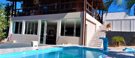 Outdoor pool, free cabanas, pool umbrellas