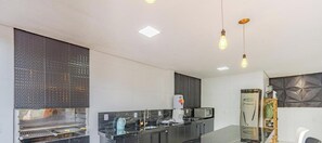 Chalé | Cozinha privada | Geladeira, micro-ondas, liquidificador, forno com torradeira