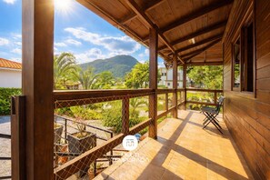 Casa de luna de miel, acceso a la alberca, vista al jardín | Balcón