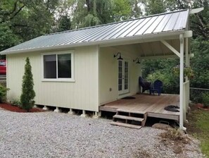 Exterior - Adorable 1 bedroom cottage on the river. (Trail)