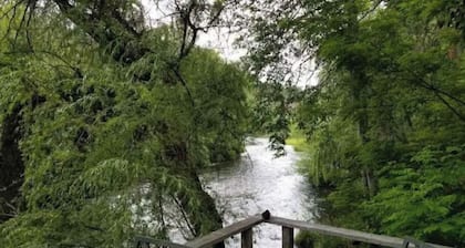 Adorable 1 bedroom cottage on the river.